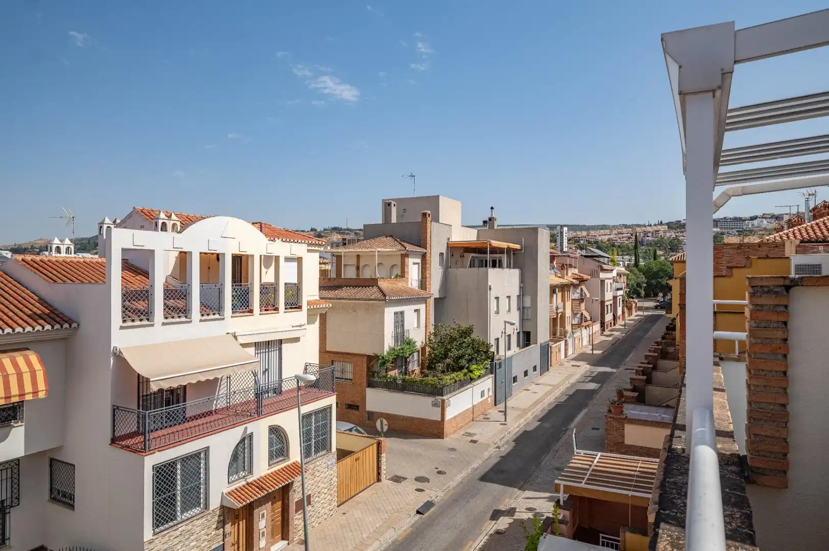Außenansicht von Einfamilien-Reihenhaus zum Verkauf in Granada mit Klimaanlage