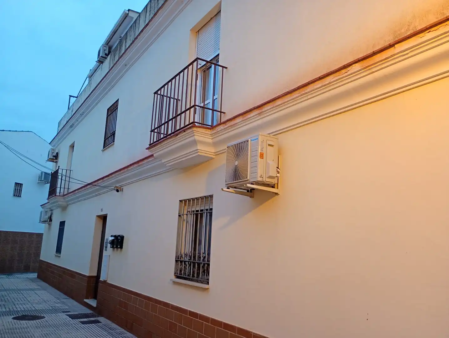 Vista exterior de Piso en venta en Sanlúcar la Mayor con Aire acondicionado, Trastero y Amueblado