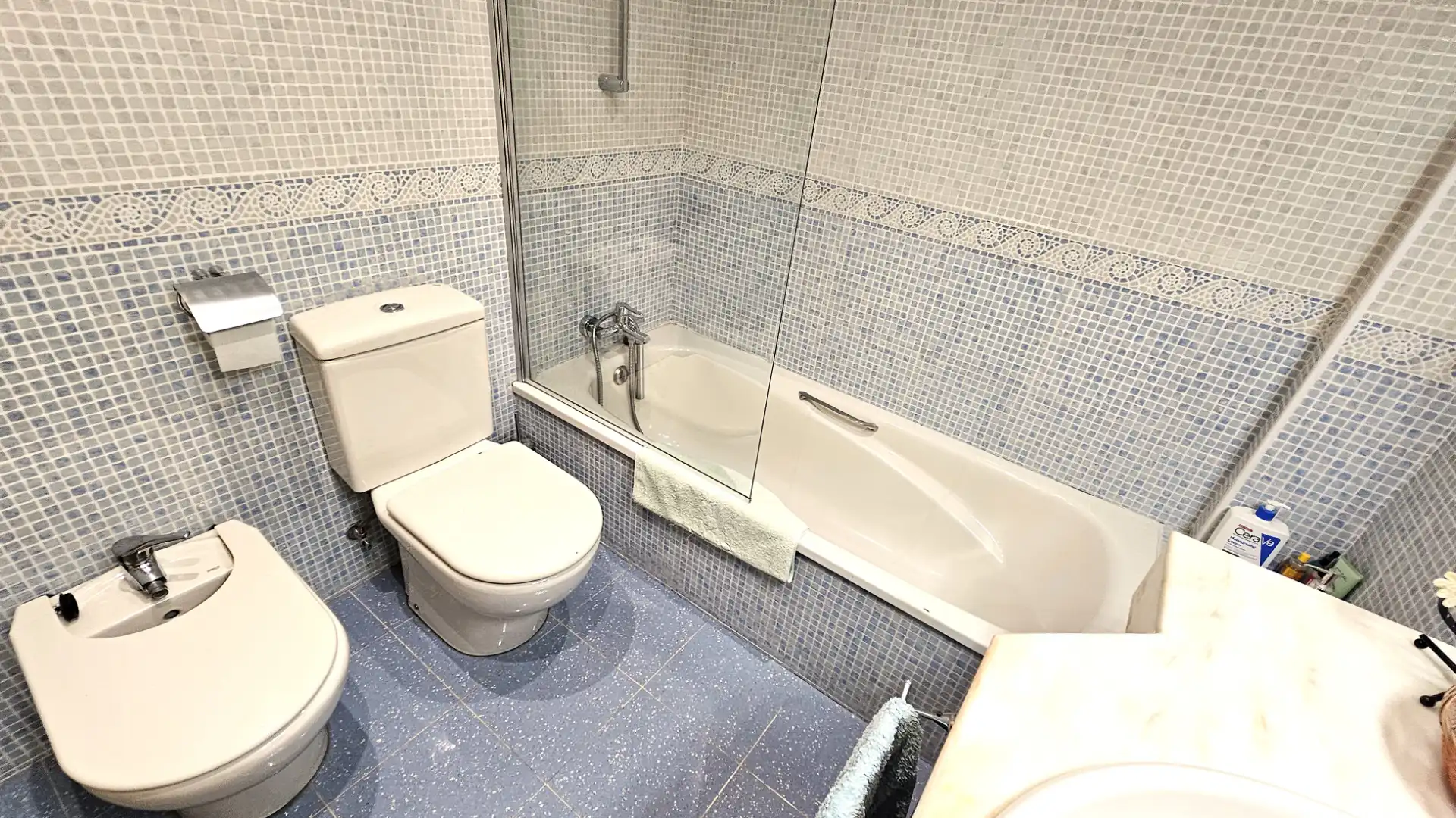 Baño de Casa adosada en venta en Zaragoza con Aire acondicionado, Calefacción y Jardín privado