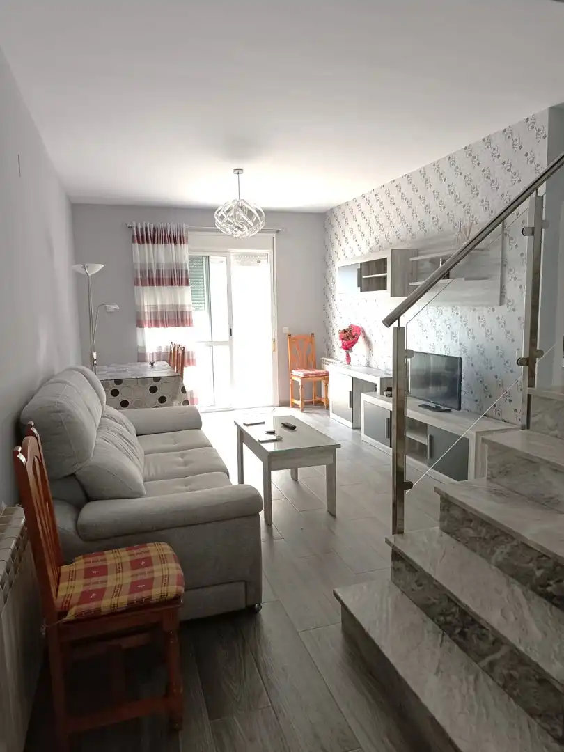 Sala d'estar de Casa adosada de lloguer en Cáceres amb Calefacció, Terrassa i Traster