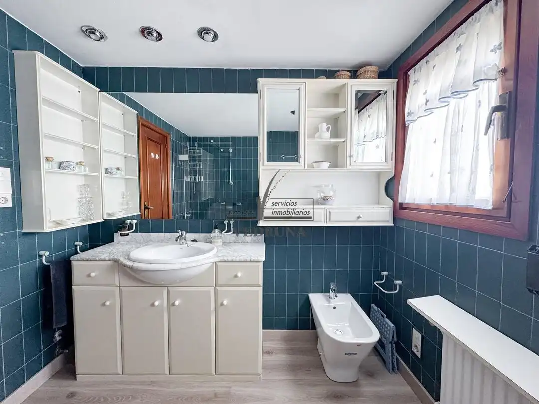Baño de Casa adosada en venta en Zaragoza con Aire acondicionado, Calefacción y Jardín privado