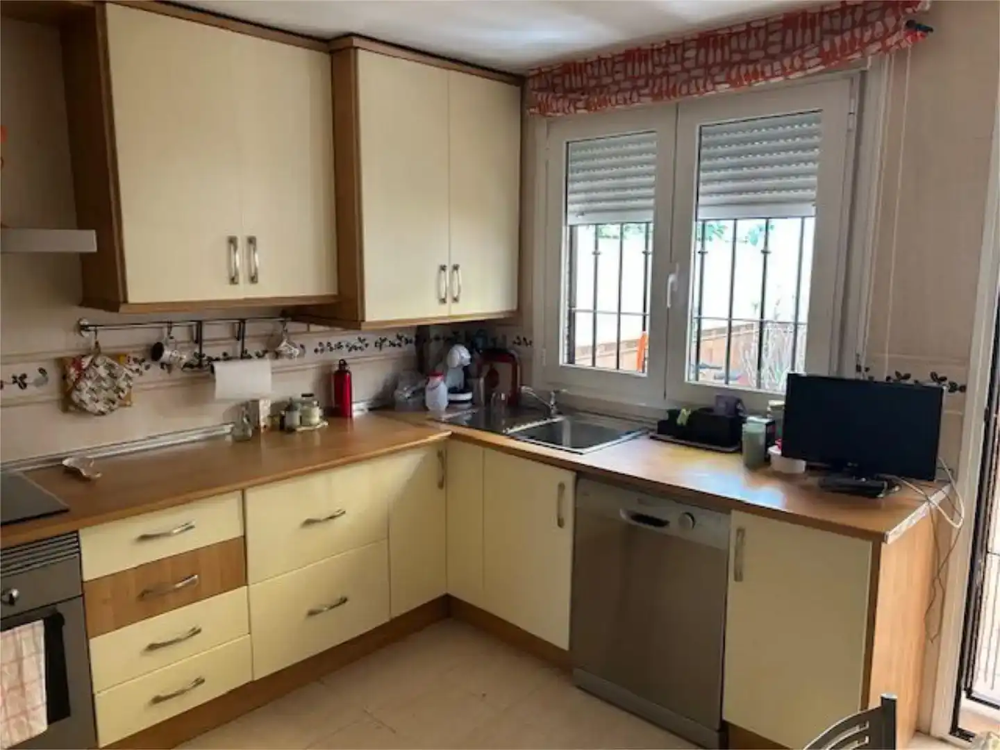 Küche von Einfamilien-Reihenhaus zum Verkauf in  Granada Capital mit Klimaanlage und Balkon
