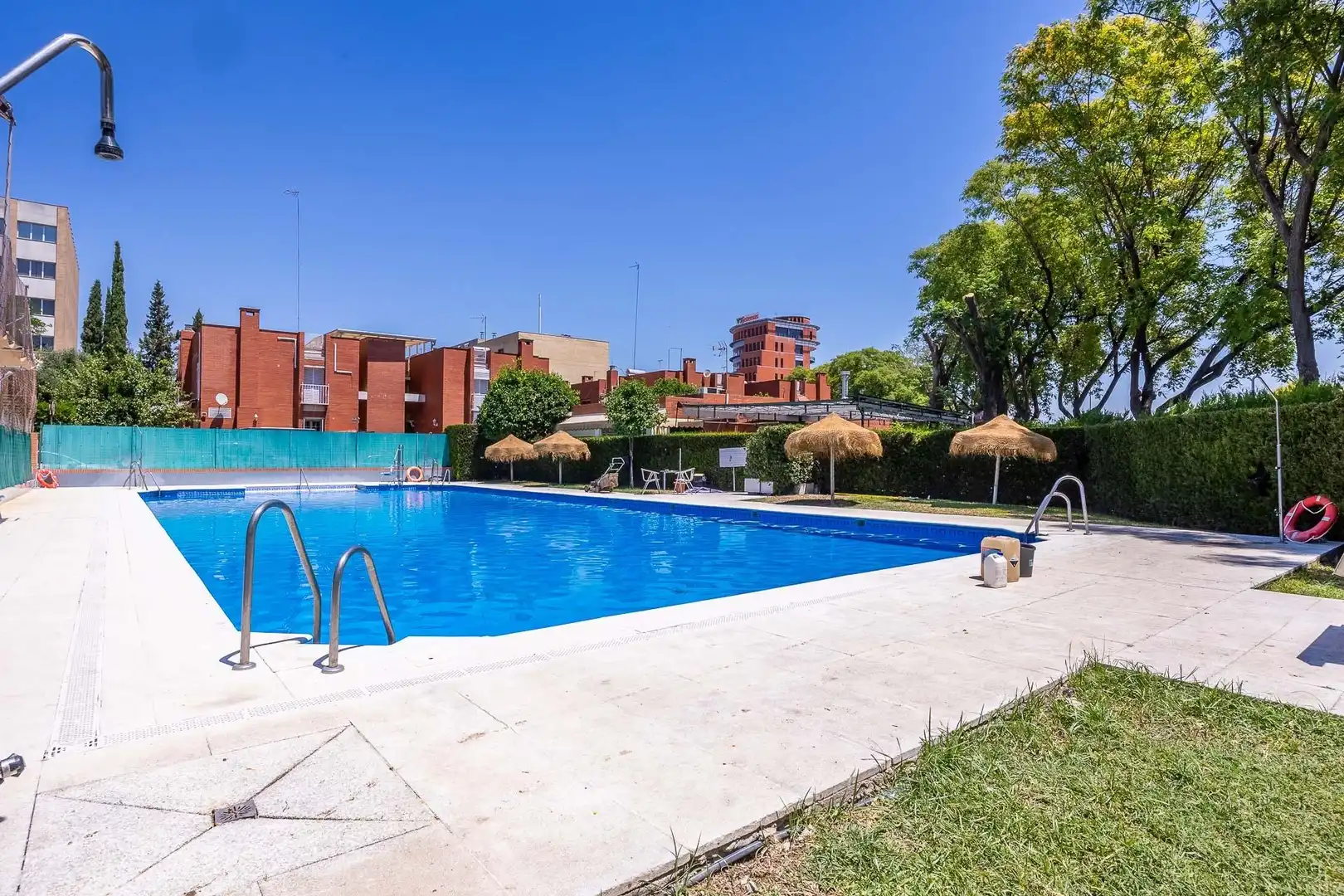 Piscina de Casa o chalet en venta en Sevilla con Aire acondicionado, Calefacción y Jardín privado