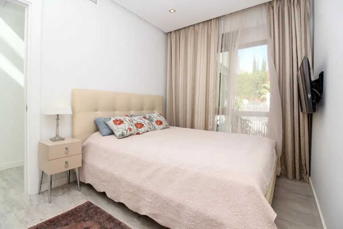 Dormitori de Casa adosada de lloguer en Marbella amb Aire condicionat, Terrassa i Piscina