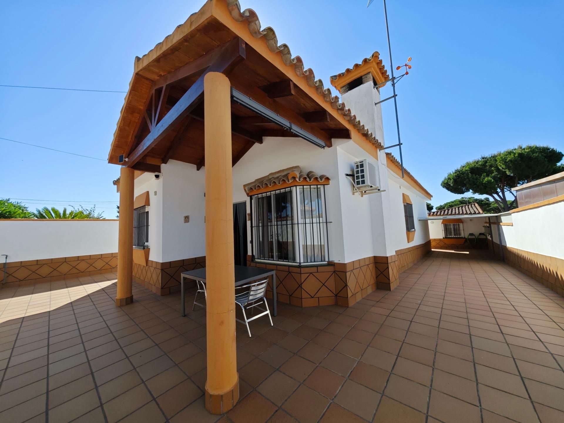 Vista exterior de Casa o xalet en venda en Chiclana de la Frontera amb Aire condicionat, Calefacció i Jardí privat