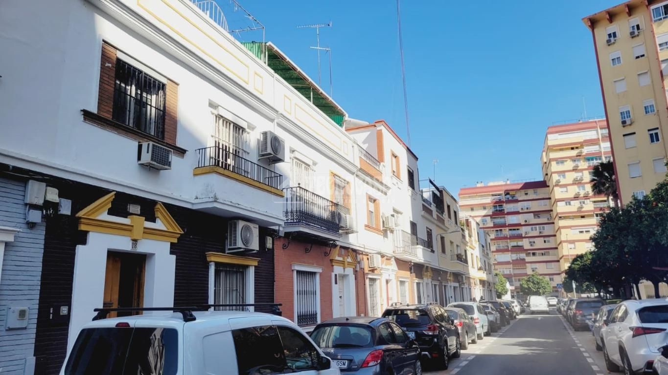 Exterior view of Single-family semi-detached for sale in  Sevilla Capital