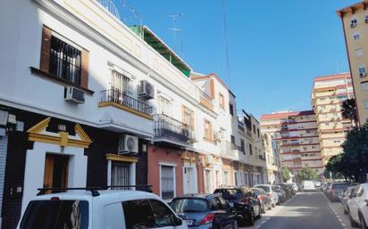 Exterior view of Single-family semi-detached for sale in  Sevilla Capital