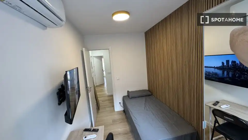 Schlafzimmer von Wohnung zur Miete in Madrid mit Klimaanlage, Heizung und Möbliert