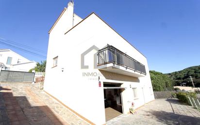 Vista exterior de Casa o xalet en venda en Mataró amb Aire condicionat, Jardí privat i Terrassa