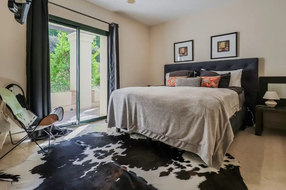 Habitación de Apartamento en venta en Benahavís con Aire acondicionado, Calefacción y Jardín privado