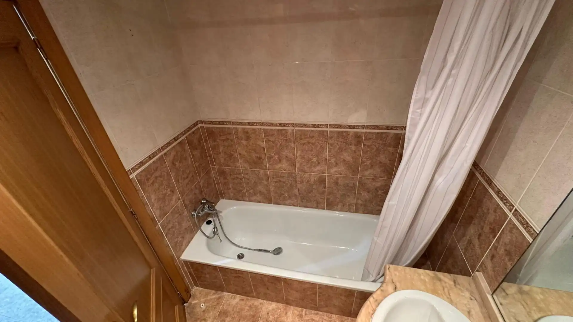 Baño de Apartamento de alquiler en Castellón de la Plana / Castelló de la Plana con Aire acondicionado, Calefacción y Amueblado