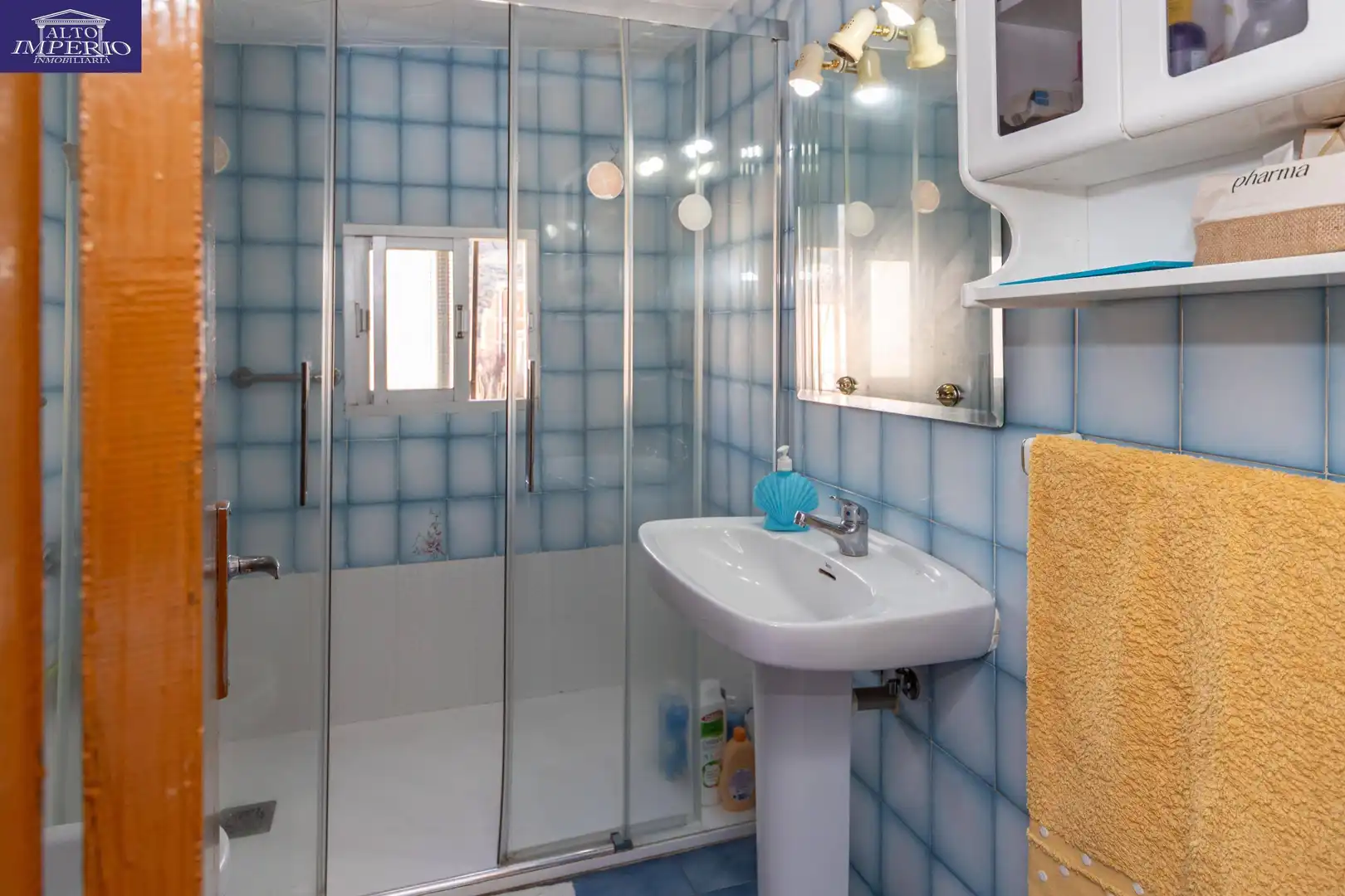 Badezimmer von Einfamilien-Reihenhaus zum Verkauf in La Peza mit Balkon