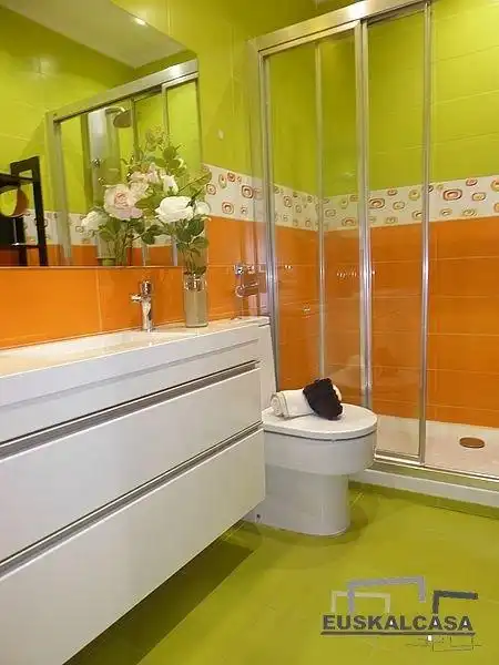 Baño de Apartamento en venta en Bilbao  con Trastero y Balcón