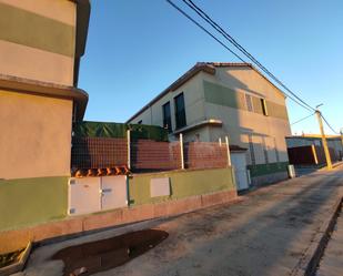 Vista exterior de Casa adosada en venda en Babilafuente amb Jardí privat, Parquet i Terrassa