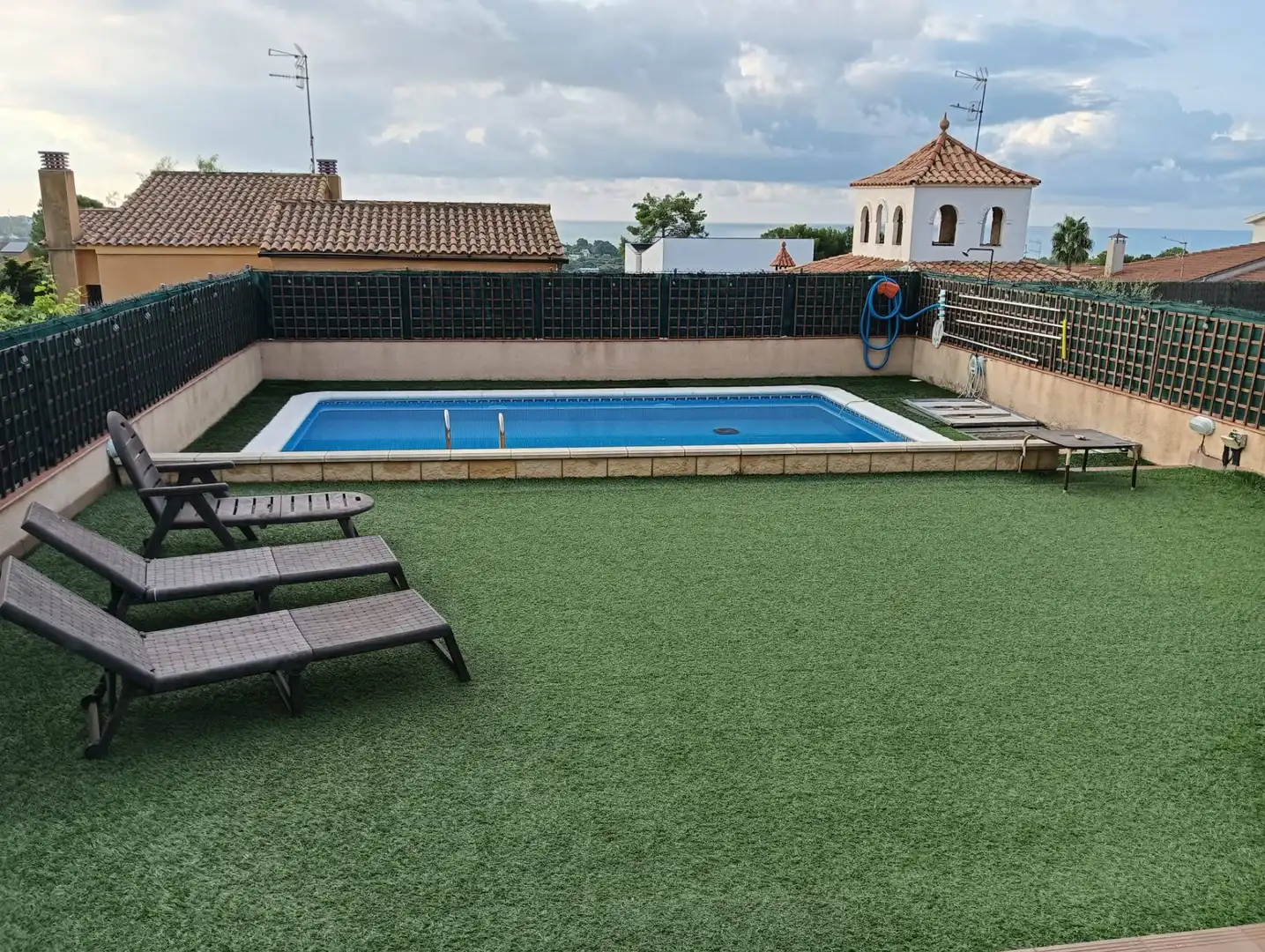 Piscina de Casa adosada en venta en Vilanova i la Geltrú con Aire acondicionado, Calefacción y Jardín privado