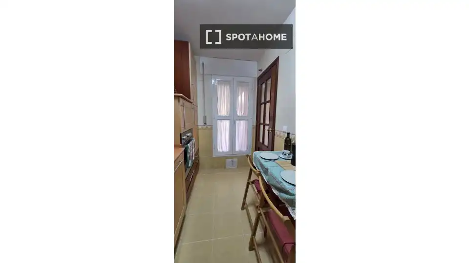 Cuina de Apartament per a compartir en Sevilla amb Aire condicionat, Terrassa i Moblat