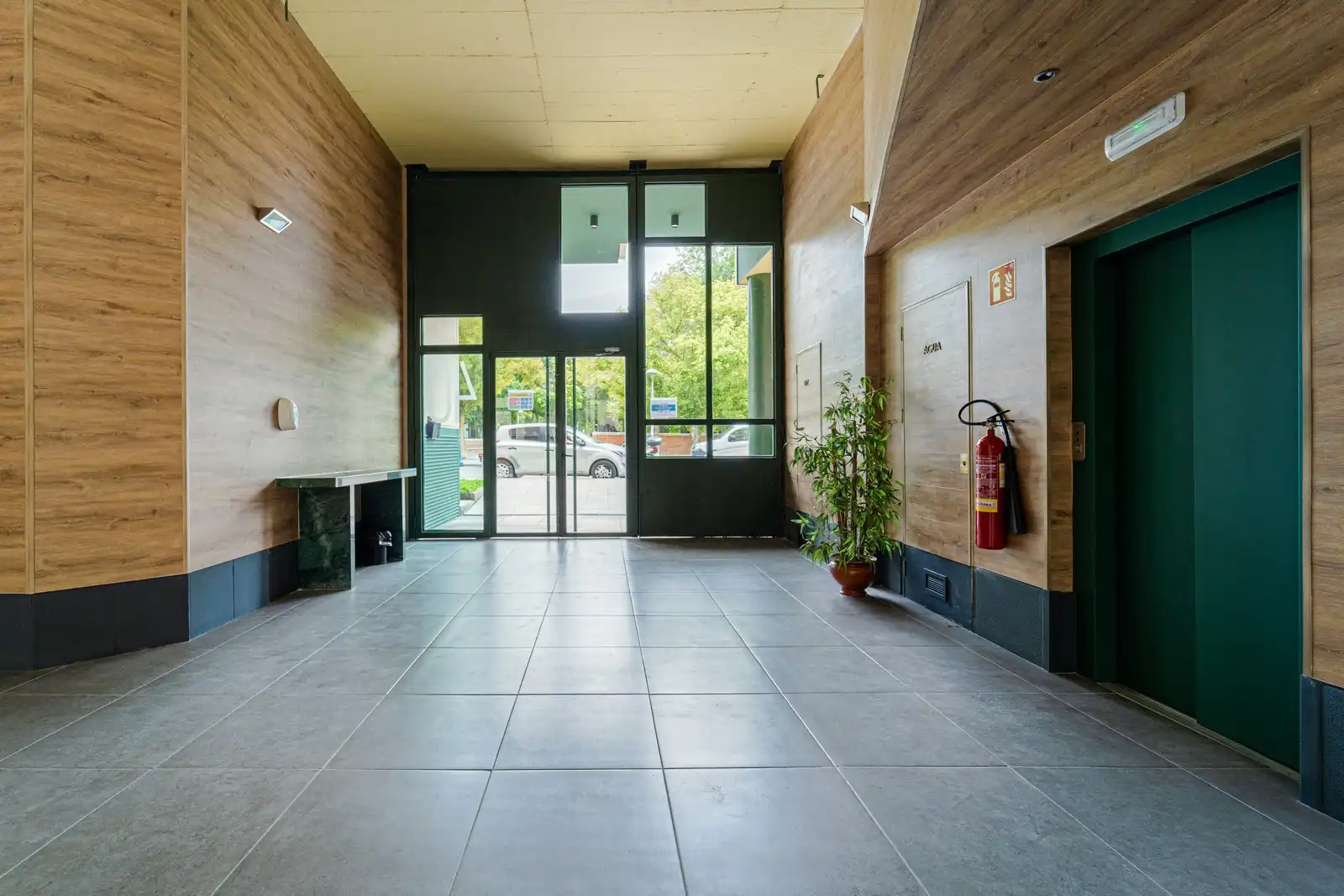 Wohnung zum Verkauf in Pinto mit Klimaanlage, Terrasse und Abstellraum