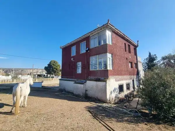 Vista exterior de Casa o xalet en venda en Zaragoza amb Aire condicionat, Calefacció i Jardí privat