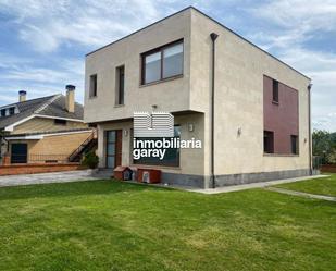 Vista exterior de Casa o xalet en venda en Villarcayo de Merindad de Castilla la Vieja amb Calefacció, Jardí privat i Terrassa