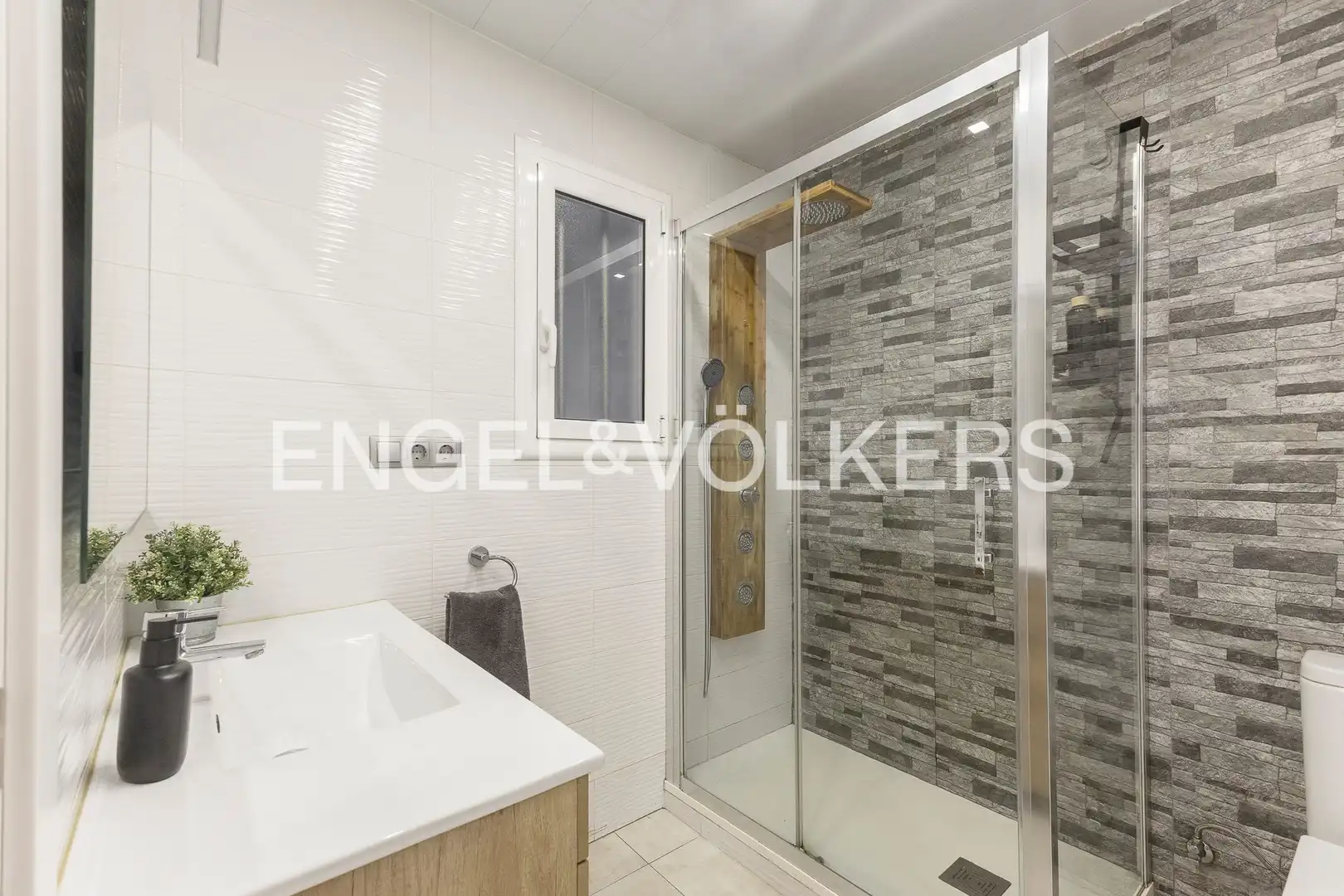 Baño de Apartamento en venta en Barcelona con Calefacción