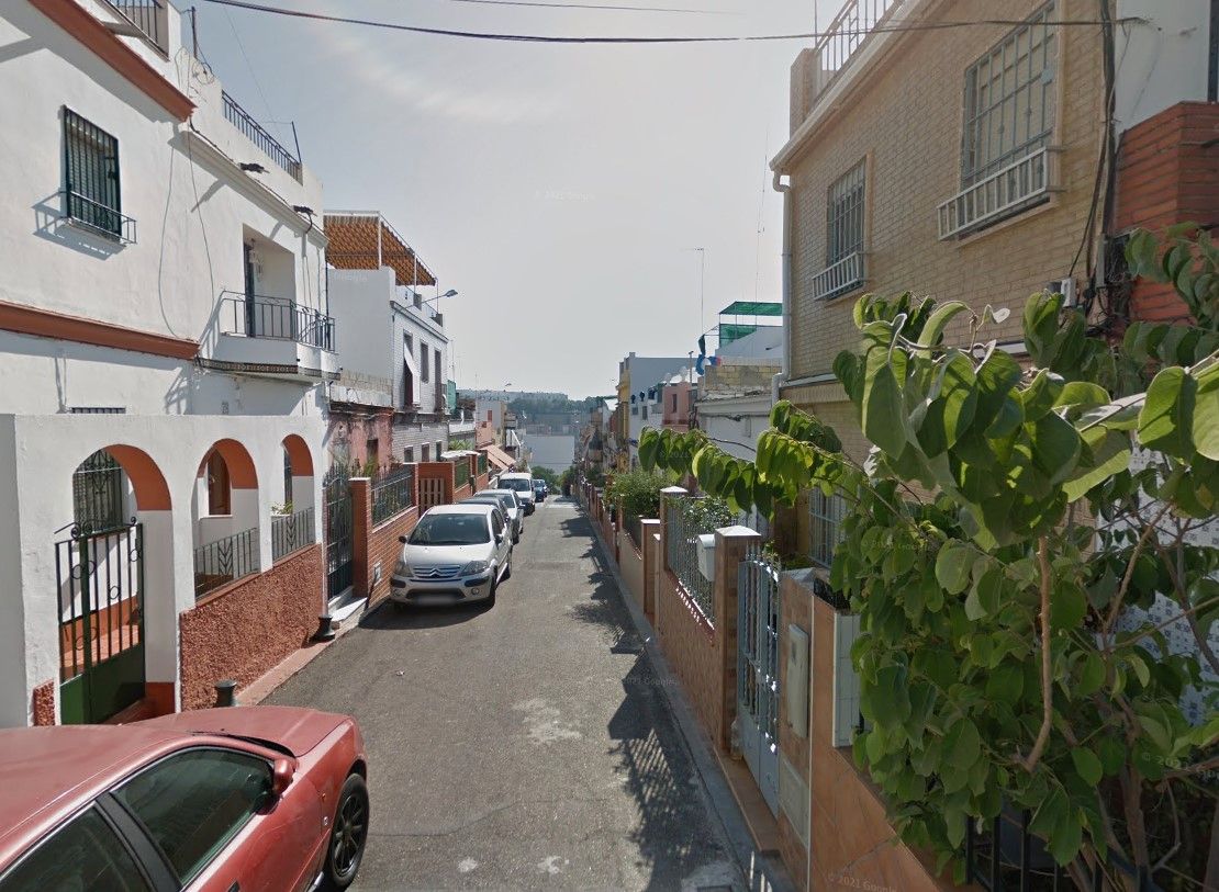 Vista exterior de Casa adosada en venda en San Juan de Aznalfarache amb Terrassa i Traster