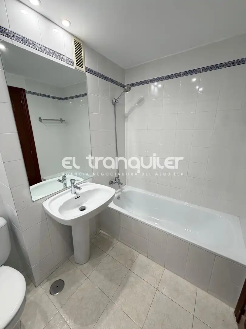 Baño de Piso de alquiler en Pozuelo de Alarcón con Parquet, Terraza y Trastero
