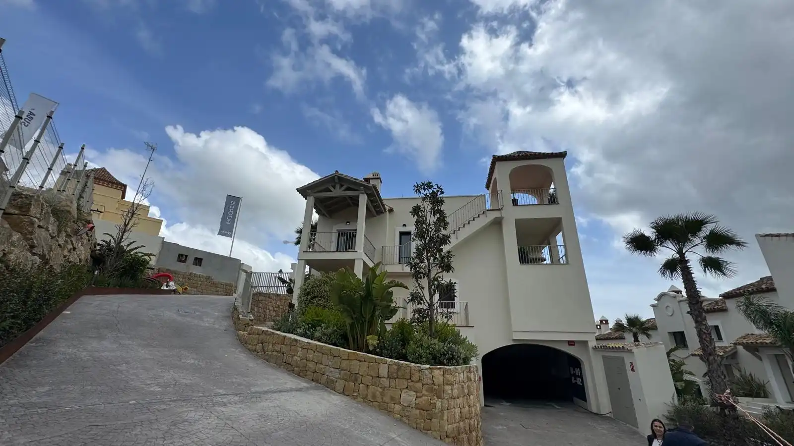 Außenansicht von Einfamilien-Reihenhaus zum Verkauf in Estepona mit Klimaanlage, Terrasse und Ofen
