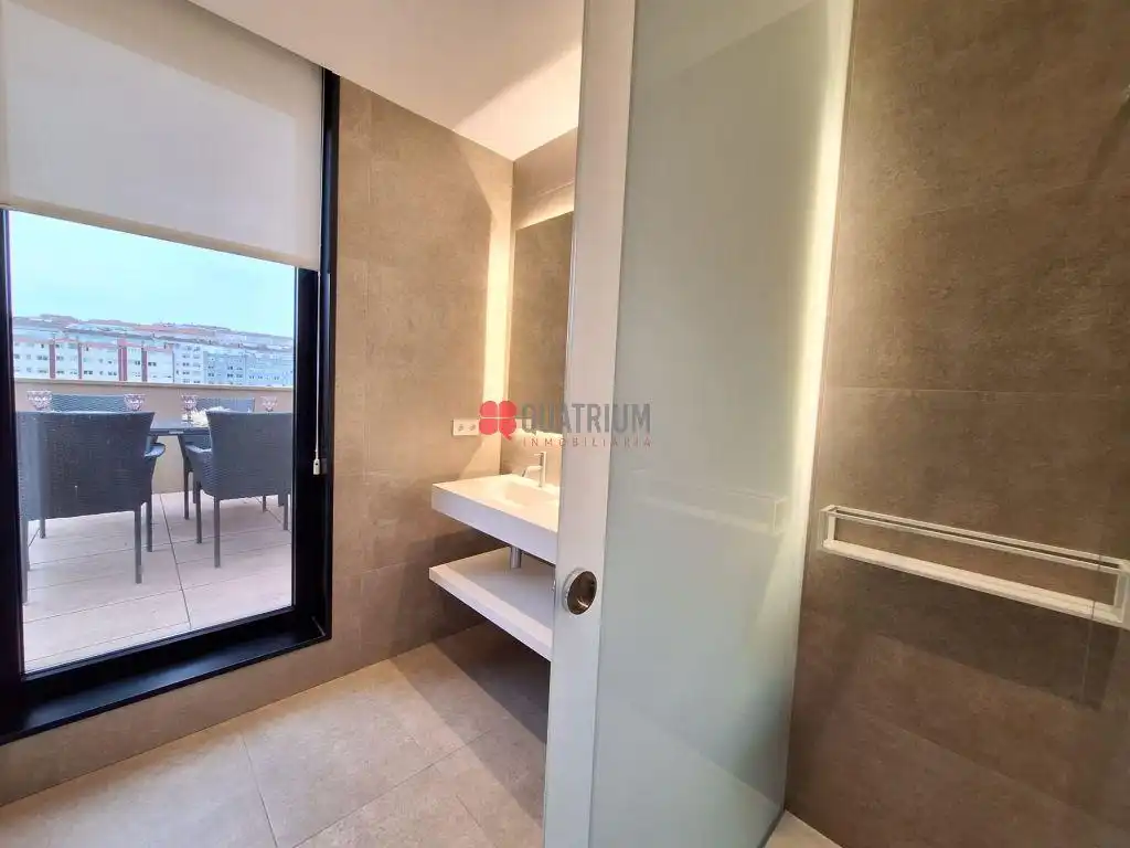 Baño de Piso de alquiler en Santiago de Compostela  con Calefacción, Terraza y Amueblado