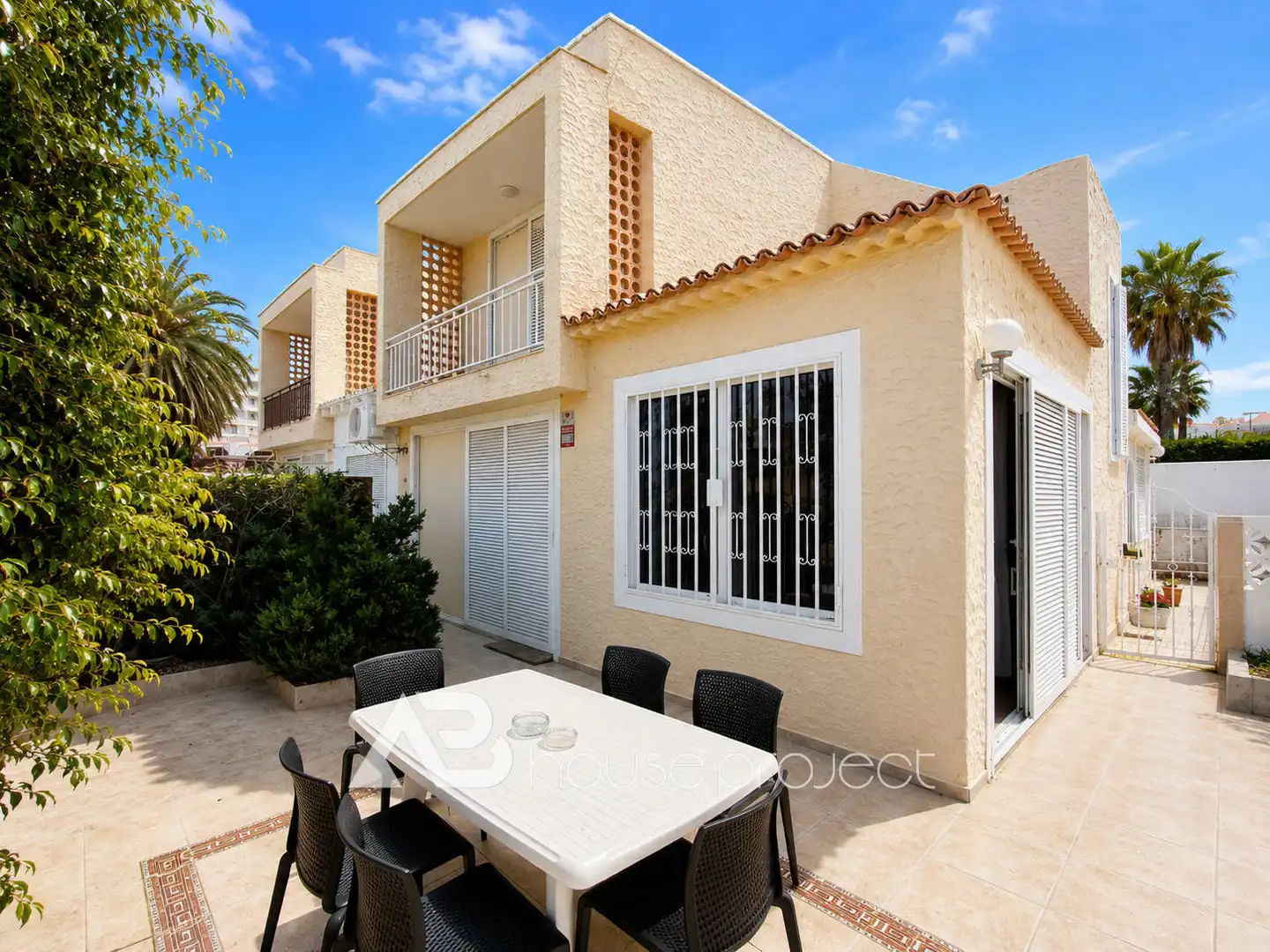 Vista exterior de Casa o xalet en venda en Adeje amb Aire condicionat, Jardí privat i Terrassa