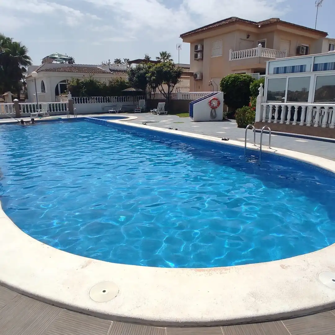 Piscina de Casa adosada en venda en Guardamar del Segura amb Jardí privat, Terrassa i Moblat