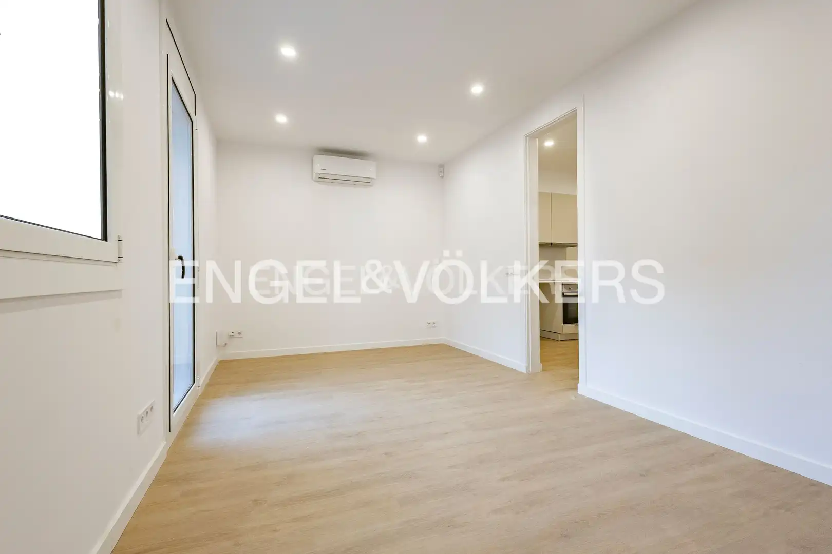 Sala d'estar de Pis en venda en Barcelona amb Aire condicionat, Calefacció i Parquet