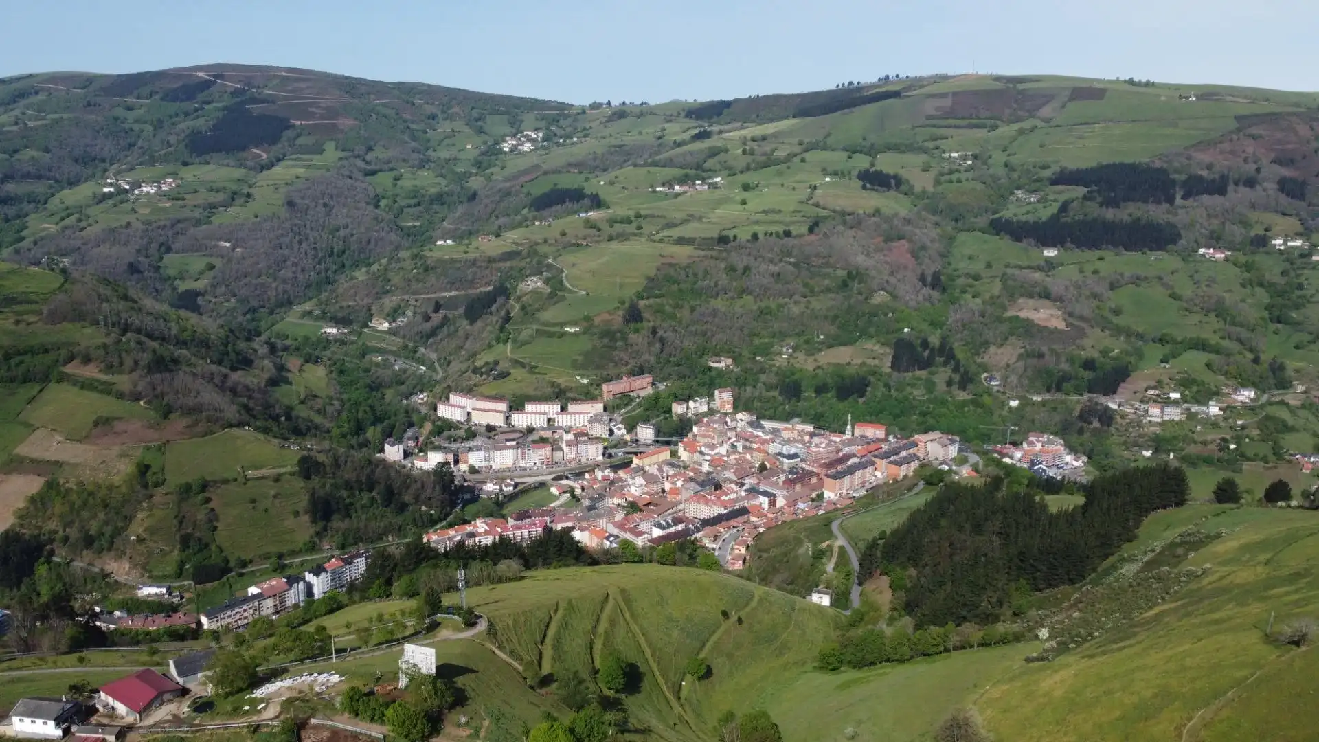 Vista exterior de Casa o xalet en venda en Cangas del Narcea amb Calefacció, Terrassa i Moblat