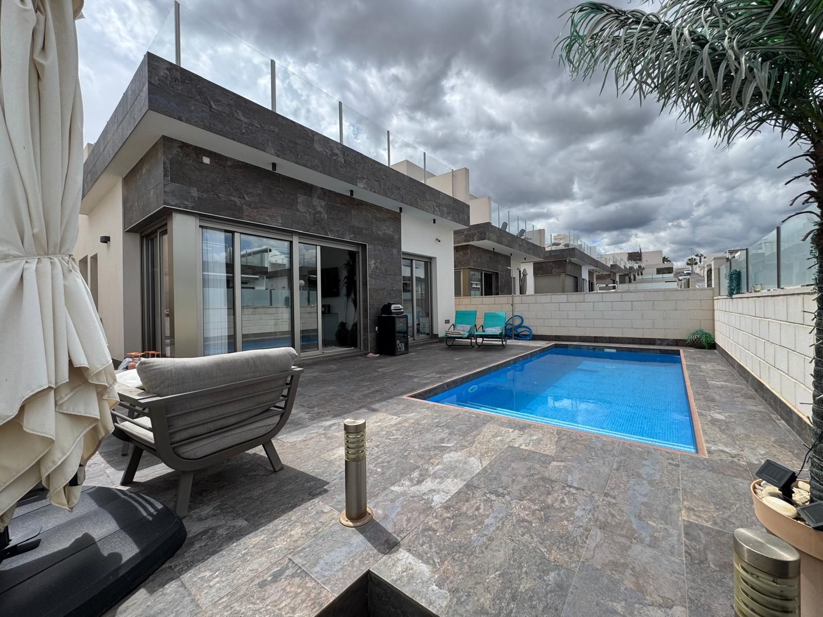 Swimming pool of House or chalet for sale in Orihuela  with Air Conditioner, Private garden and Terrace