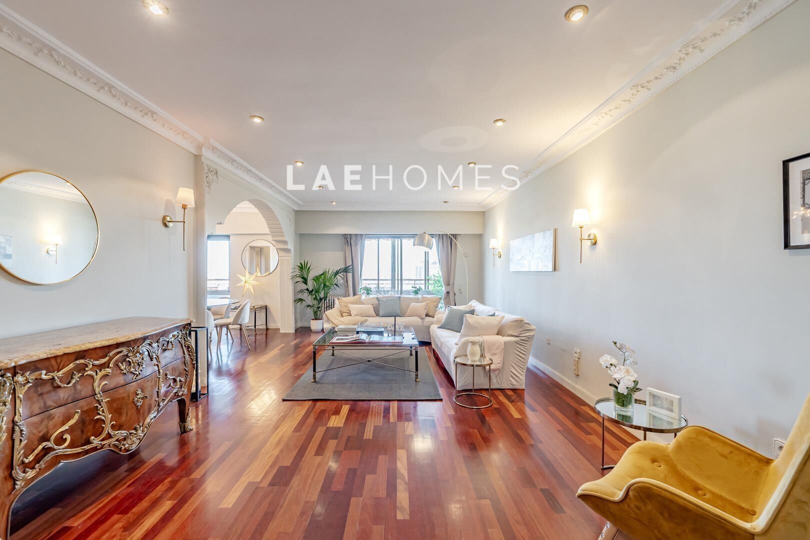 Sala d'estar de Pis en venda en  Madrid Capital amb Calefacció, Parquet i Piscina comunitària