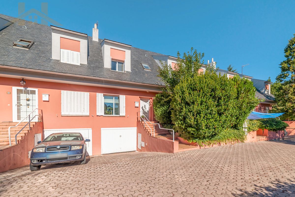 Exterior view of Single-family semi-detached for sale in El Escorial  with Storage room, Furnished and Community pool