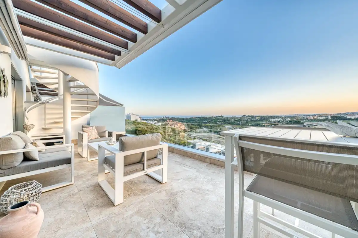 Terrasse von Dachboden zum Verkauf in Estepona mit Klimaanlage, Terrasse und Abstellraum