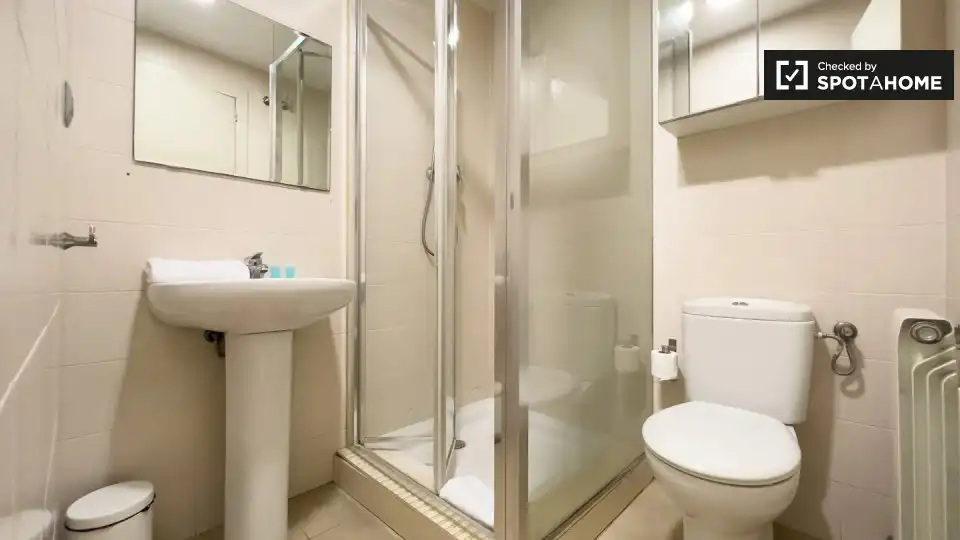 Badezimmer von Wohnung zur Miete in Barcelona mit Klimaanlage, Heizung und Möbliert
