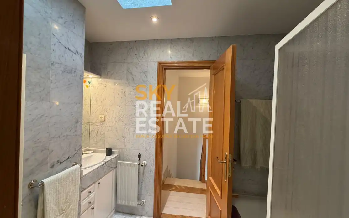 Badezimmer von Dachboden zum Verkauf in Centro