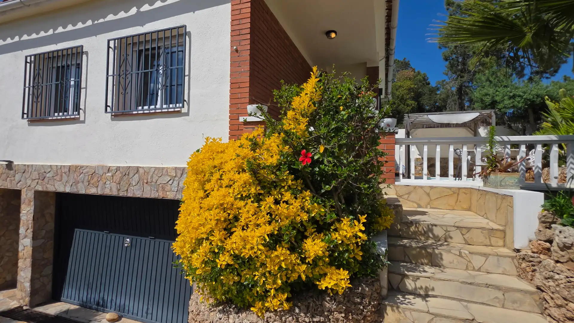 Vista exterior de Casa o xalet en venda en Lloret de Mar amb Aire condicionat, Calefacció i Jardí privat