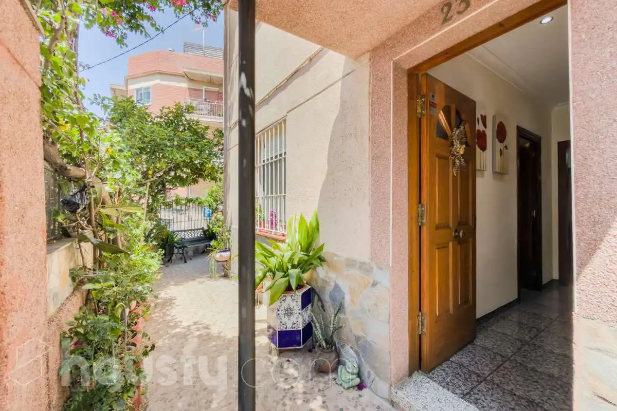 Exterior view of Houses for sale in Santa Coloma de Gramenet  with Air Conditioner, Heating and Private garden