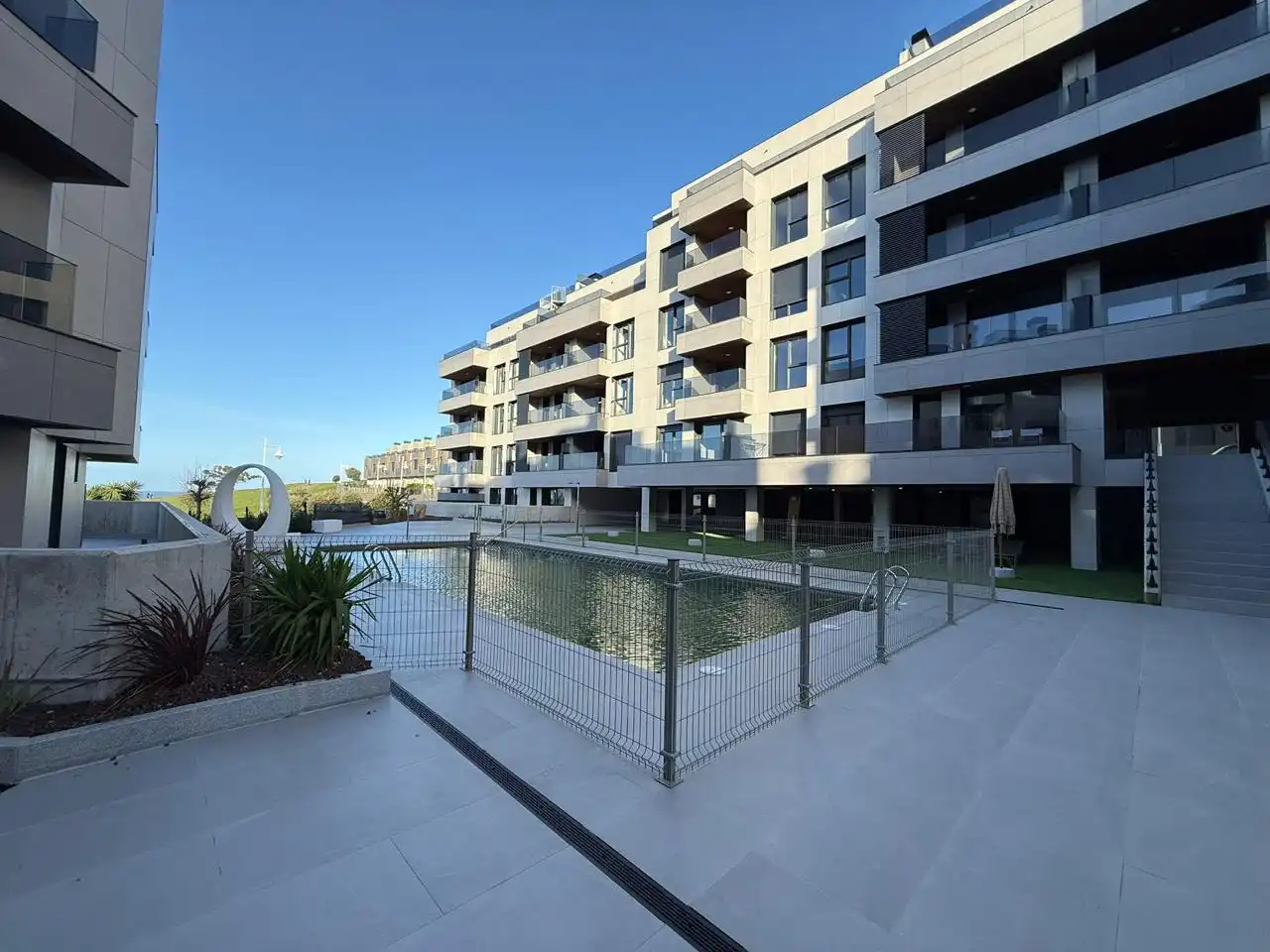 Piscina de Planta baixa en venda en Castro-Urdiales amb Terrassa, Traster i Piscina comunitària