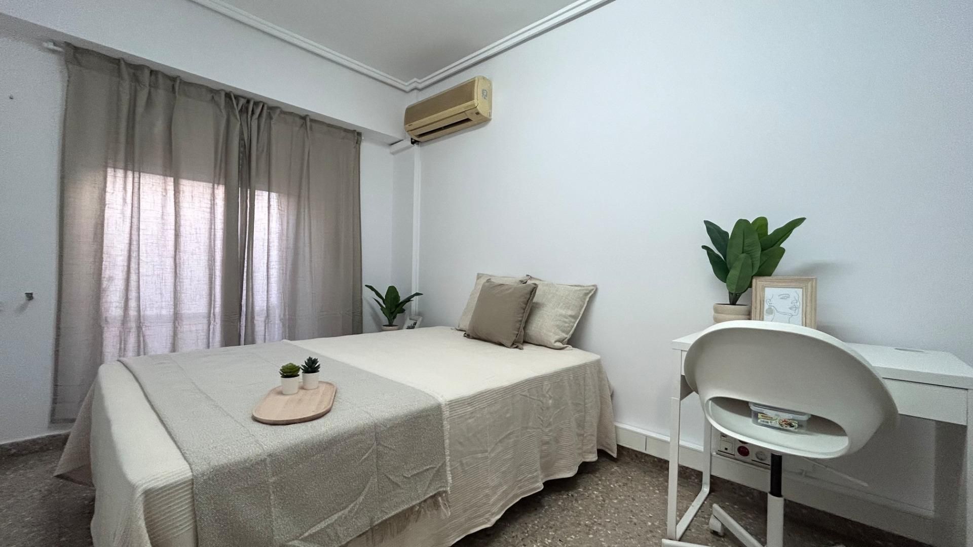 Flat to share in Calle Cirilo Amoros , 15, La Bega Baixa - Plaza Xúquer, Algirós