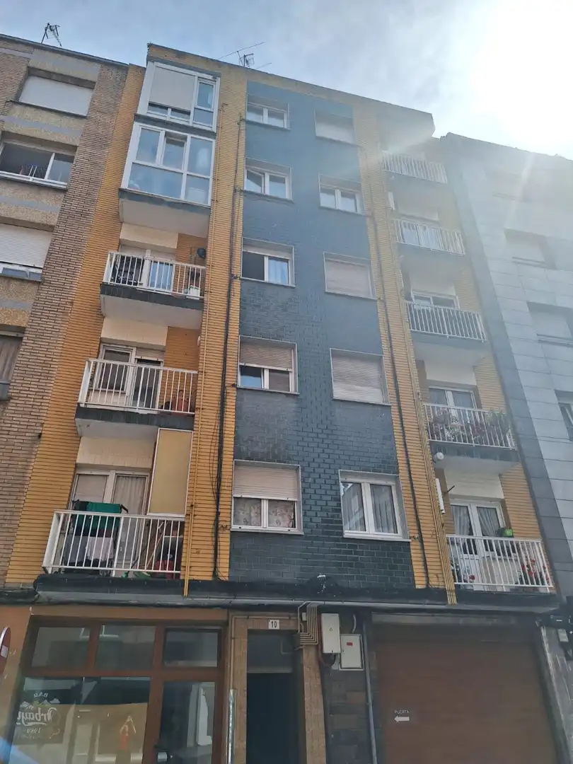 Vista exterior de Pis de lloguer en Gijón  amb Calefacció, Parquet i Balcó