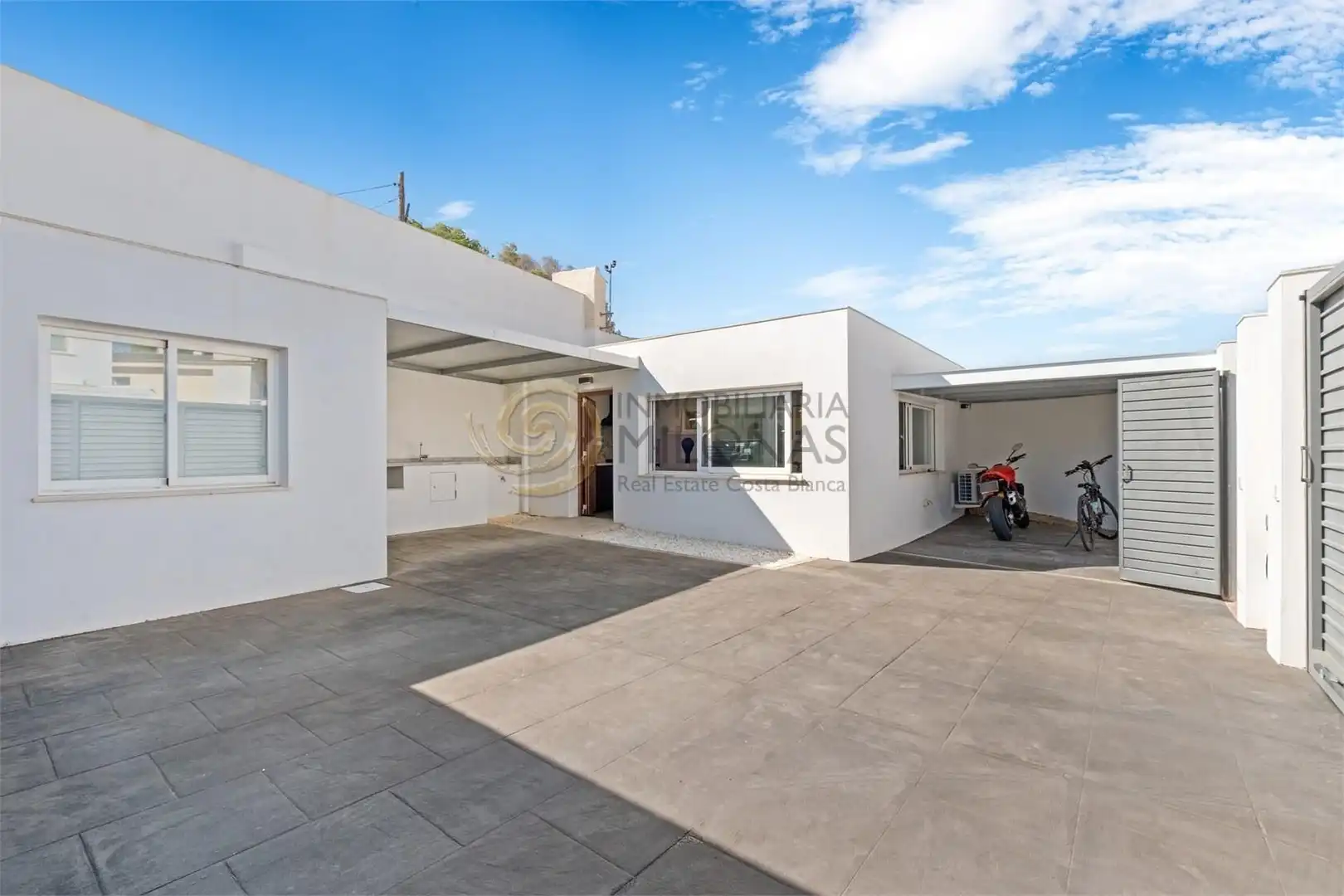 Vista exterior de Casa o xalet en venda en L'Alfàs del Pi amb Aire condicionat, Calefacció i Jardí privat