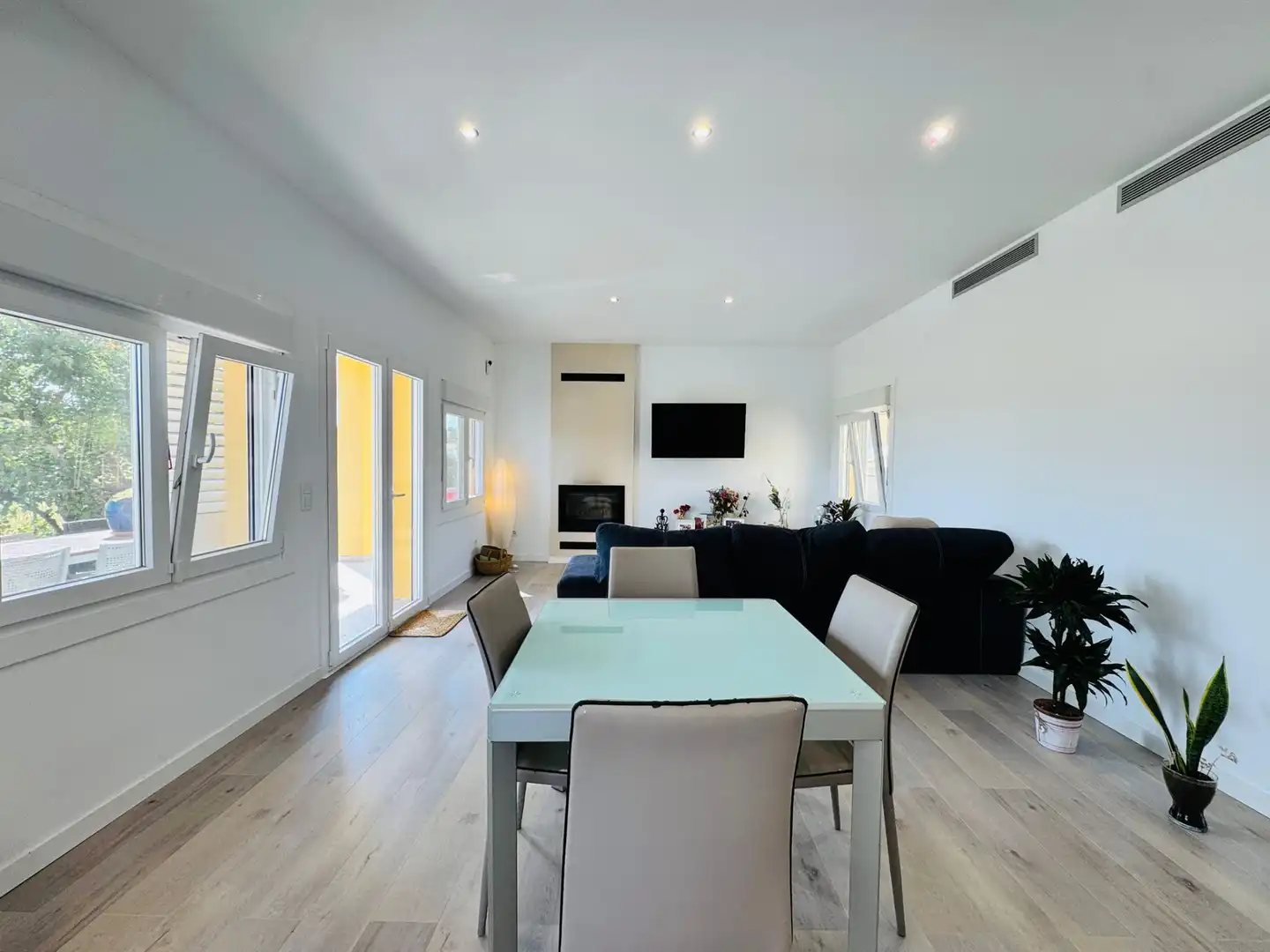 Menjador de Casa o xalet en venda en Bàscara amb Aire condicionat, Jardí privat i Terrassa