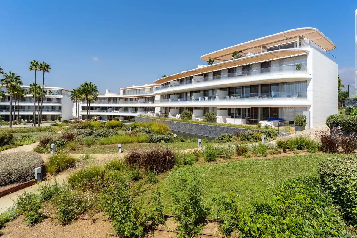 Vista exterior de Casa adosada de lloguer en Estepona amb Aire condicionat, Traster i Piscina