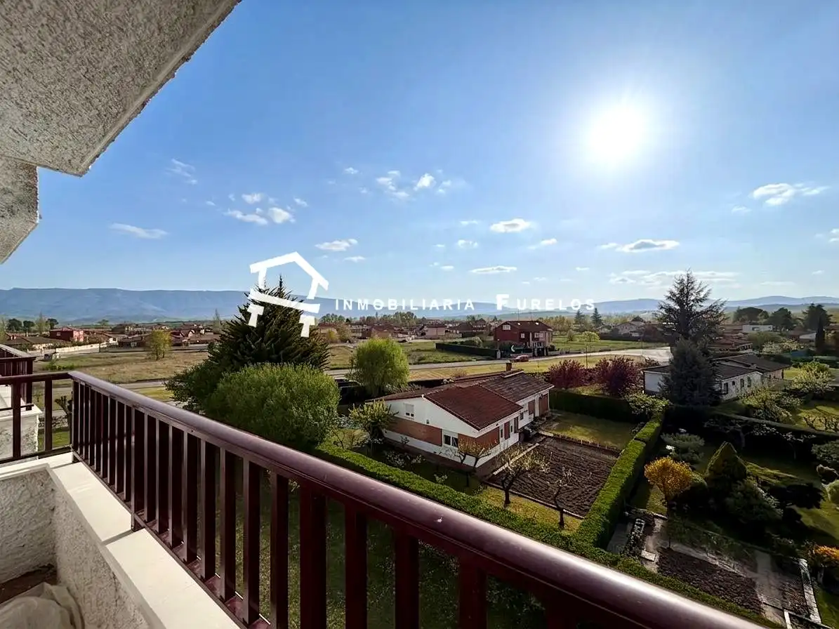 Außenansicht von Wohnung zum Verkauf in Medina de Pomar mit Schwimmbad und Balkon