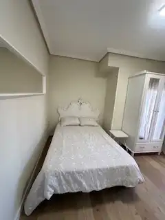 Dormitori de Apartament en venda en León Capital  amb Calefacció, Parquet i Terrassa