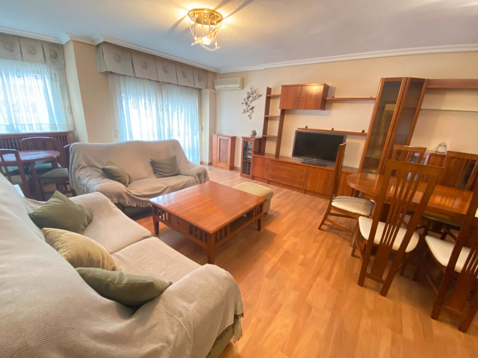 Sala d'estar de Pis de lloguer en  Albacete Capital amb Calefacció, Parquet i Moblat