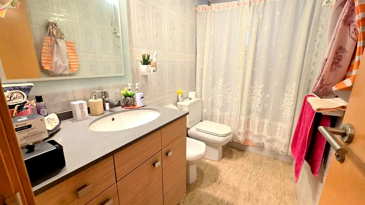 Badezimmer von Wohnungen zur Miete in Gandia mit Terrasse und Möbliert